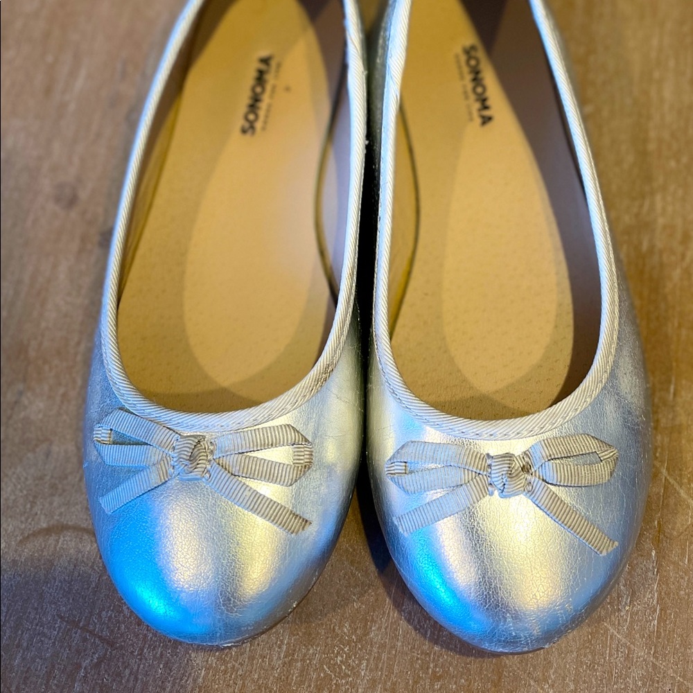 Girls size 1 silver ballet flats